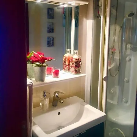 Bedroom W Stunning Ocean Views Private Wc. Top شقة *